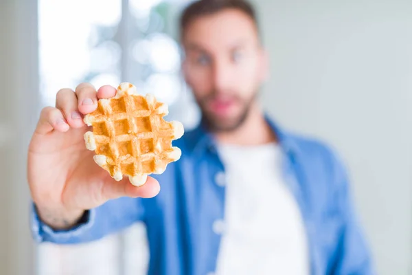 Bonito Homem Comendo Doces Panquecas Belgas Assustado Choque Com Rosto — Fotografia de Stock