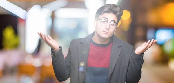 Genç Yakışıklı Zarif Adam Gözlüklü Üzerinde Arka Plan Clueless Şaşkın — Stok fotoğraf