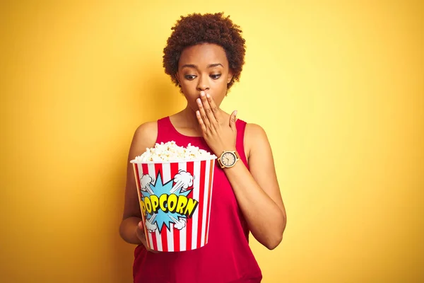 Donna Afroamericana Che Tiene Mano Pacchetto Popcorn Sfondo Giallo Isolato — Foto Stock