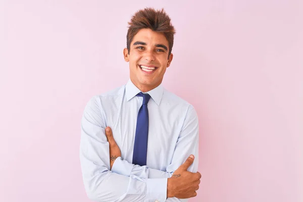 シャツとネクタイを着た若いハンサムなビジネスマンは カメラを見て腕を組んで微笑む孤立したピンクの背景の上に立っています ポジティブな人 — ストック写真