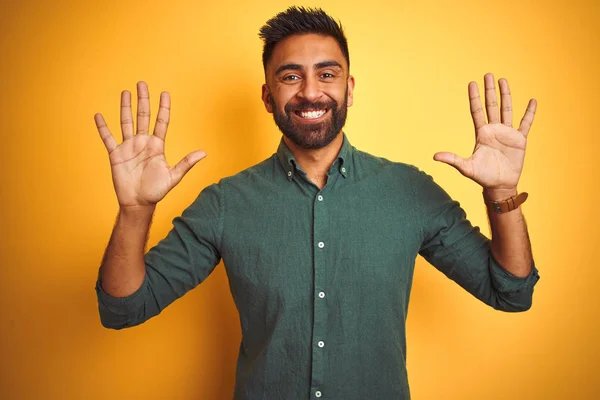孤立した白い背景の上に立つエレガントなシャツを着た若いインドのビジネスマンは 自信を持って幸せに微笑みながら 指番号10を示し 指を上げる — ストック写真