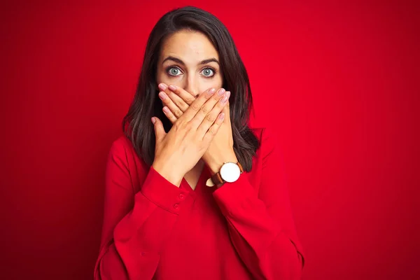 Jovem Mulher Bonita Vestindo Camisa Sobre Fundo Isolado Vermelho Chocado — Fotografia de Stock