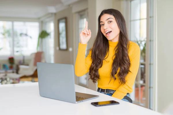 Mujer Joven Que Usa Computadora Portátil Apuntando Con Dedo Hacia —  Fotos de Stock