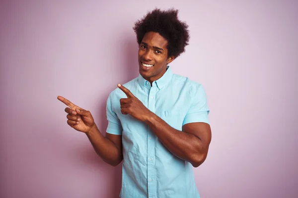 Ung Amerikansk Man Med Afro Hår Klädd Blå Skjorta Stående — Stockfoto