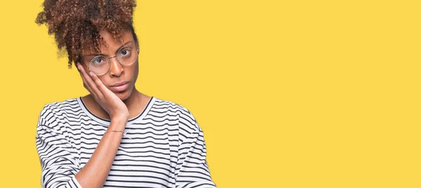 Linda Jovem Afro Americana Vestindo Óculos Sobre Fundo Isolado Pensando — Fotografia de Stock