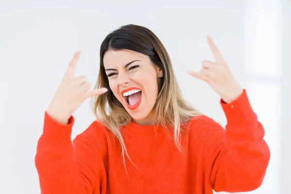 Mujer Joven Con Suéter Rojo Casual Sobre Fondo Aislado Gritando — Foto de Stock