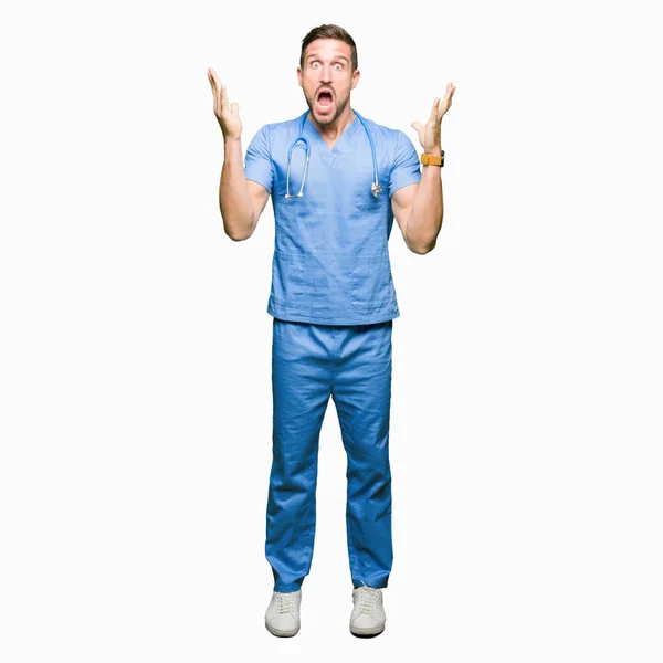 Γιατρός Όμορφος Άνθρωπος Φορώντας Ιατρική Στολή Πάνω Από Απομονωμένες Φόντο — Φωτογραφία Αρχείου