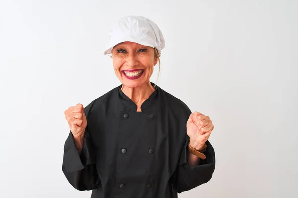 中年厨师妇女穿着制服和帽子站在孤立的白色背景庆祝惊讶和惊讶的成功与手臂抬起和睁开眼睛 优胜者概念 — 图库照片