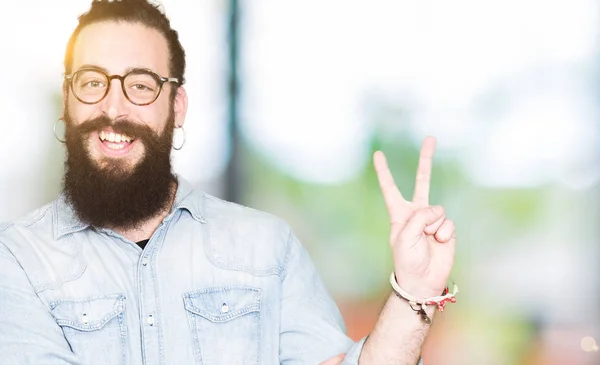 Homem Jovem Hipster Com Cabelos Longos Barba Usando Óculos Sorrindo — Fotografia de Stock