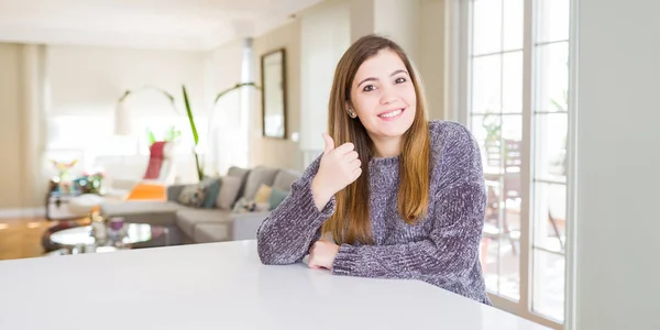 Hermosa Mujer Joven Casa Haciendo Gesto Feliz Pulgares Hacia Arriba — Foto de Stock