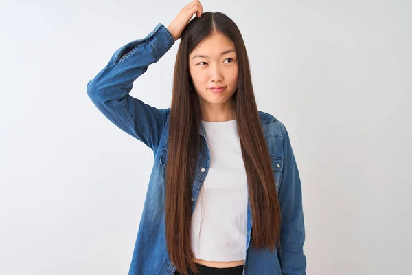 Jonge Chinese Vrouw Dragen Denim Shirt Staande Geïsoleerde Witte Achtergrond — Stockfoto