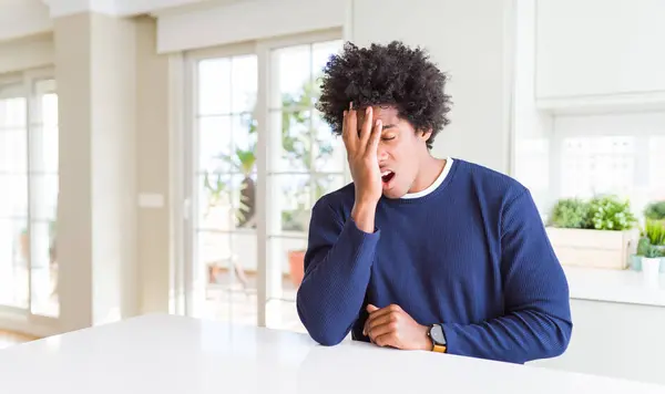 Joven Afroamericano Con Suéter Casual Sentado Casa Bostezando Cansado Cubriendo — Foto de Stock