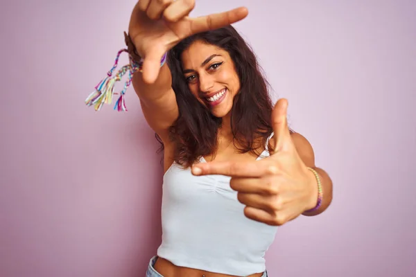 Junge Schöne Frau Weißem Shirt Vor Isoliertem Rosa Hintergrund Lächelnd — Stockfoto