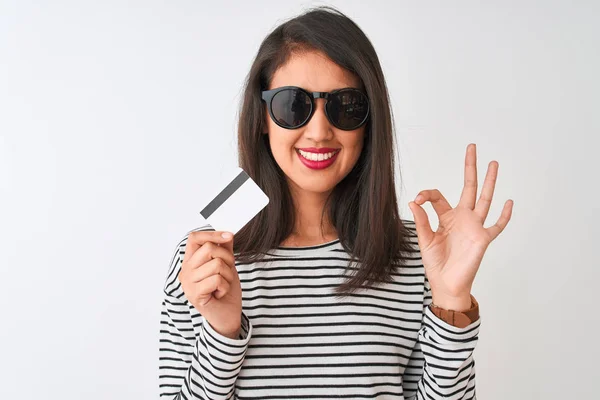 Jovem Chinesa Usando Óculos Sol Segurando Cartão Crédito Sobre Fundo — Fotografia de Stock
