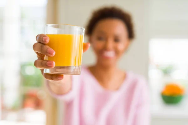 年轻的非洲裔美国妇女在家里榨汁 一张幸福的脸站着 面带微笑 带着自信的微笑露出牙齿 — 图库照片