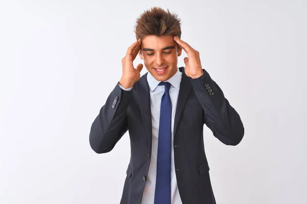 Młody Przystojny Biznesmen Ubrany Garniturze Stojący Białym Tle Ręki Głowę — Zdjęcie stockowe