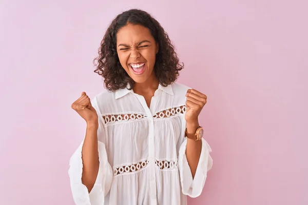 Mujer Brasileña Joven Con Camisa Pie Sobre Fondo Rosa Aislado —  Fotos de Stock