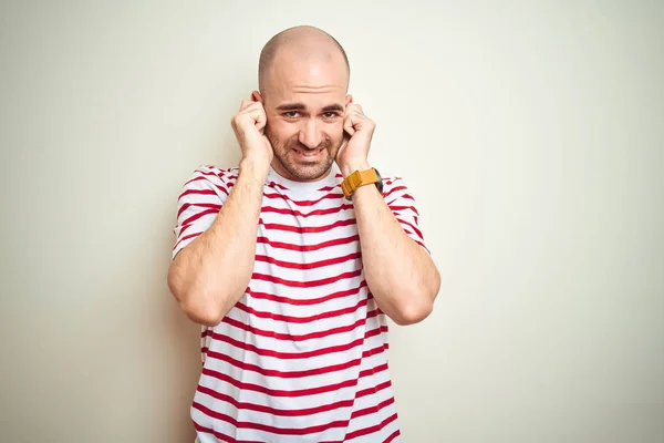 Giovane Uomo Calvo Con Barba Indossa Casual Righe Rosse Shirt — Foto Stock