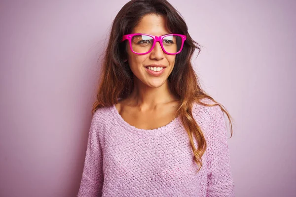 Молодая Красивая Женщина Модных Очках Стоящих Розовом Изолированном Фоне Глядя — стоковое фото