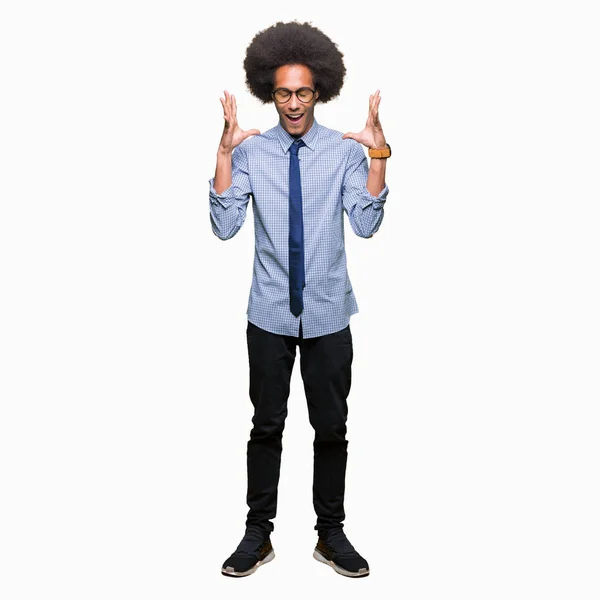 Jovem Empresário Afro Americano Com Cabelo Afro Vestindo Óculos Celebrando — Fotografia de Stock