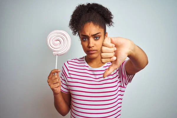 Mujer Adolescente Afroamericana Comiendo Dulces Colores Sobre Fondo Blanco Aislado — Foto de Stock