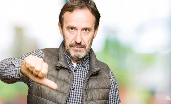 Homem Bonito Meia Idade Vestindo Colete Inverno Olhando Infeliz Irritado — Fotografia de Stock