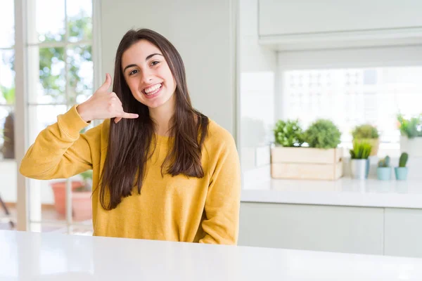 Mulher Bonita Usando Suéter Amarelo Sorrindo Fazendo Gesto Telefone Com — Fotografia de Stock