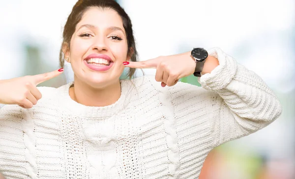 Jovem Mulher Bonita Vestindo Camisola Inverno Sorrindo Confiante Mostrando Apontando — Fotografia de Stock