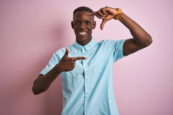 Afroameričan Sobě Nosí Modrou Košili Která Stojí Nad Izolovaným Růžovým — Stock fotografie