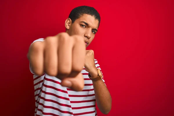 Jovem Bonito Árabe Homem Vestindo Listrado Shirt Sobre Isolado Vermelho — Fotografia de Stock