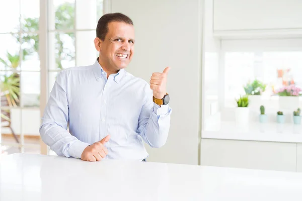 Hombre Mediana Edad Sentado Casa Sonriendo Con Cara Feliz Mirando — Foto de Stock