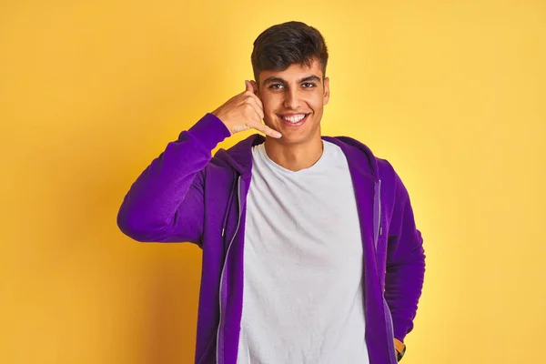 Молодий Індійський Чоловік Фіолетовому Светрі Стоїть Над Ізольованим Жовтим Тлом — стокове фото