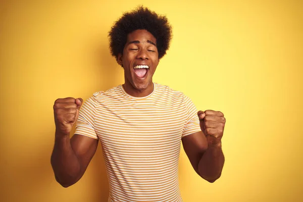 American Man Med Afro Hår Klädd Randig Shirt Stående Över — Stockfoto