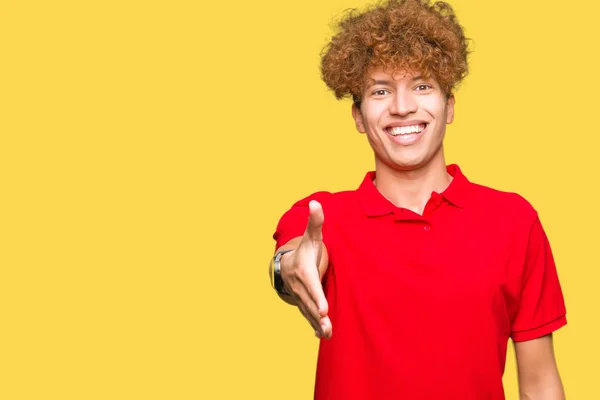 Jonge Knappe Man Met Afro Haar Dragen Rode Shirt Lachend — Stockfoto