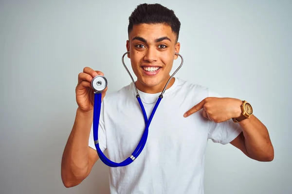 Joven Brasileño Sosteniendo Estetoscopio Pie Sobre Fondo Blanco Aislado Con — Foto de Stock