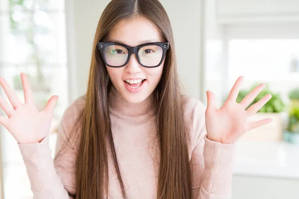 Vacker Asiatisk Kvinna Bär Glasögon Firar Galen Och Förvånad För — Stockfoto