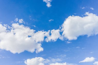 Kabarık bulutlar ile güneşli bir günde mavi gökyüzü