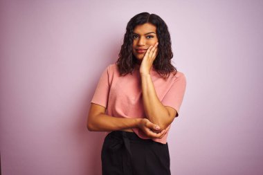 Genç güzel transseksüel transseksüel zarif kadın izole pembe arka plan üzerinde yorgun görünümlü ve çapraz kolları ile depresyon sorunları ile sıkılmış düşünme.