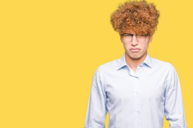 Kızgın ve korkmuş ağlıyor genç yakışıklı iş adamı afro depresif gözlük takan ve sıkıntı, endişe ile. Üzgün ifade.