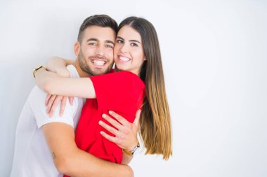 Genç güzel çift içinde aşk sarılmak üzerinde beyaz izole arka plan