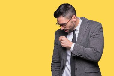 Genç yakışıklı iş adamı hasta ve soğuk veya bronşit için semptom olarak öksürük duygu izole arka plan üzerinde. Sağlık kavramı.