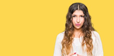 Beyaz kazak eller birlikte giyen genç güzel kadın ve parmakları rahat ve neşeli gülümseyen geçti. Başarı ve iyimser