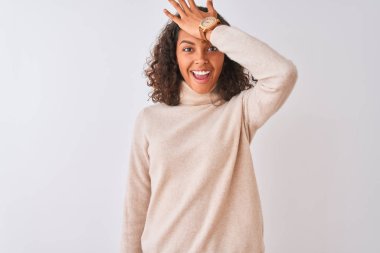 Genç Brezilyalı kadın boğazlı kazak giyen izole beyaz arka plan üzerinde duran hata için kafasına el ile şaşırttı, hata hatırlıyorum. Unuttum, kötü bellek kavramı.