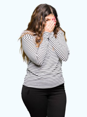 Genç güzel kadın üzgün ifade ile çizgili kazak giyen ağlarken elleri ile yüz kapsayan. Depresyon kavramı.