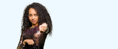 Genç güzel kız kıvırcık saç giyen gece parti elbise Punch yumruk mücadele, agresif ve öfkeli saldırı, tehdit ve şiddet