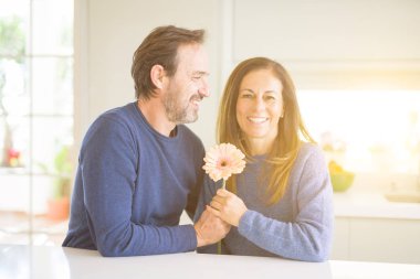 Çiçek evde aşık holding romantik orta yaş kaç