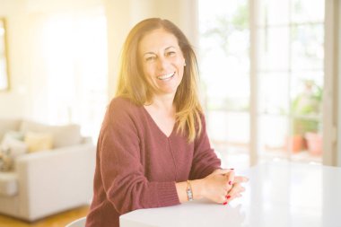 Evde gülümseyen güzel orta yaş kadın