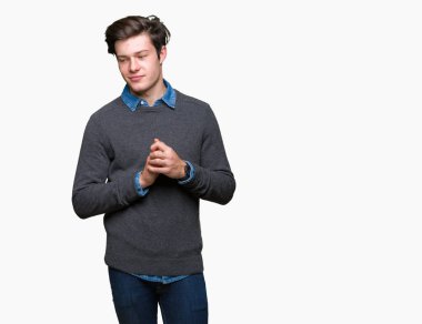 Genç yakışıklı zarif adam izole arka plan el ele tutusun ve rahat ve neşeli gülümseyen parmak çarpı işareti. Başarı ve iyimser