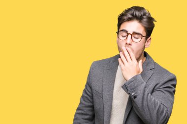 İzole arka plan üzerinde gözlüklü genç iş adamı esneme yorgun kapsayan ağız el ile sıkılmış. Restless ve uyku hali.