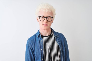 Genç albino sarışın adam denim gömlek ve gözlük izole beyaz arka plan üzerinde uykulu ve yorgun görünümlü, yorgunluk ve akşamdan kalma, sabah tembel gözleri yorgun giyiyor.